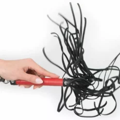 Bad Kitty Kunstleren Zweep Met Rood Handvat (OP=OP) -Lingerie Setjes Verkoopwinkel kunstleren zweep met rood handvat 2